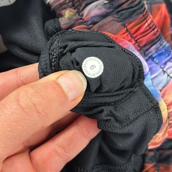 Lululemon Hotty Hot Short II *Long 4" Chroma Fusion Multi / Black - Picture 5 of 6